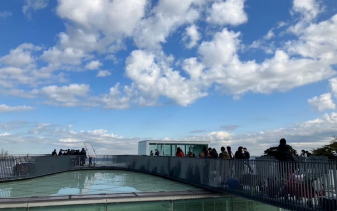 青空のした大勢のスタッフが集まる撮影風景